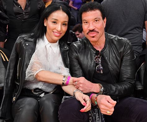 who is lionel richie dating
